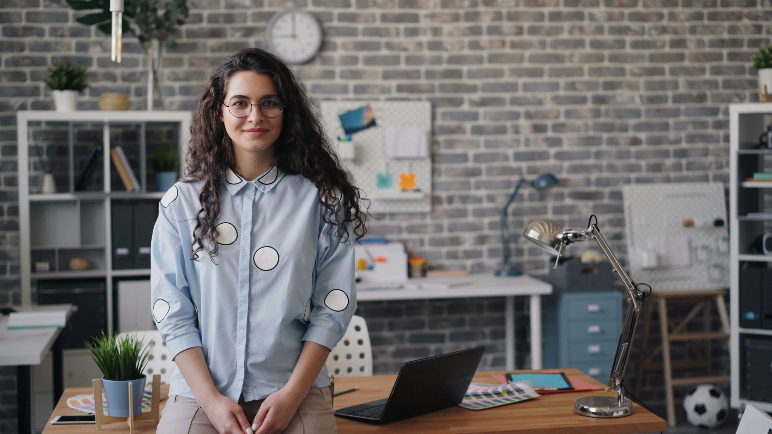 Emprendedora eligiendo entre marca nominativa, figurativa o mixta para proteger su negocio