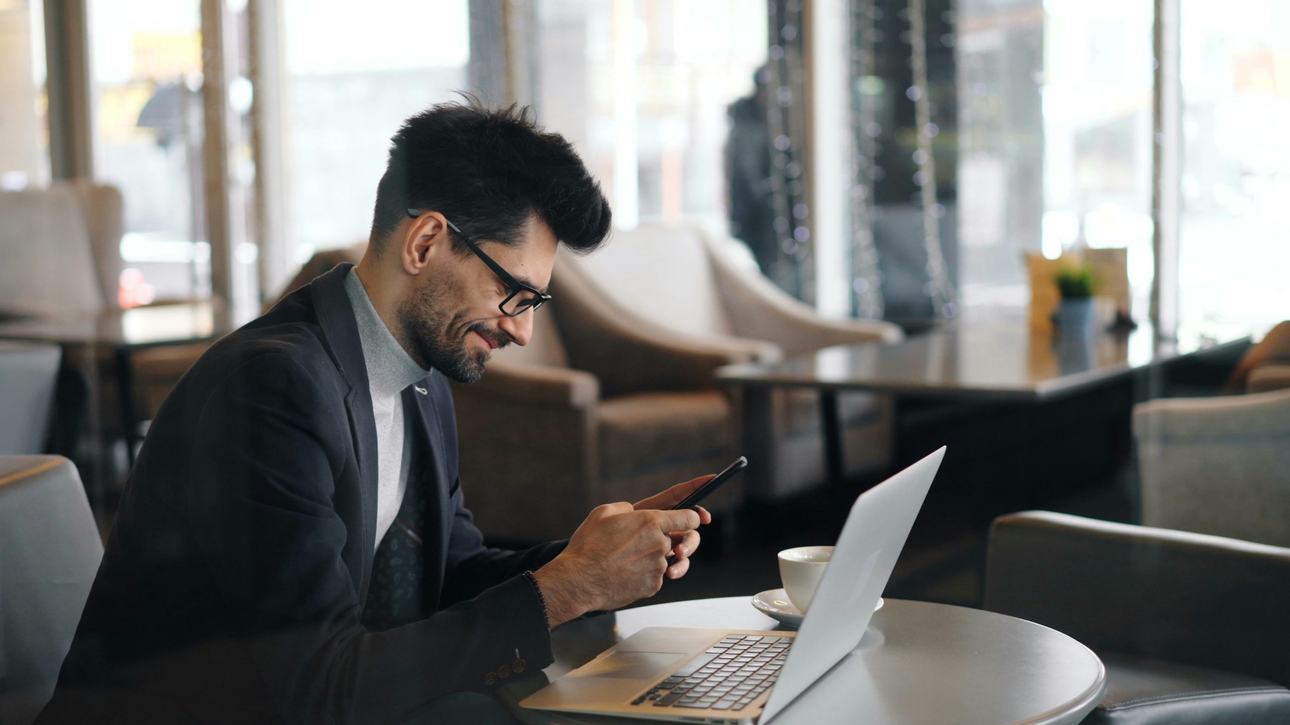 Persona trabajando en laptop revisando su marca mientras gestiona la protección legal ante el IMPI